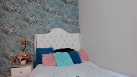 C A M I L L E N    Help me get to the top online show from 01/21/25, 08:00