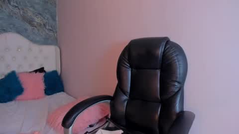 C A M I L L E N    Help me get to the top online show from 02/09/25, 01:55