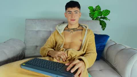 Snapshot of camilo_xcam chatting on 10/08/25, 08:06 CAMILO online show from 10/08/25, 08:06