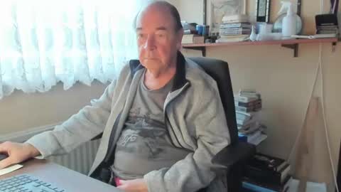 Snapshot of cammee chatting on 12/18/24, 10:08 Cammee online show from 12/18/24, 10:08