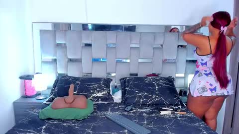 Snapshot of cammiila chatting on 11/30/25, 12:42 Camila online show from 11/30/25, 12:42