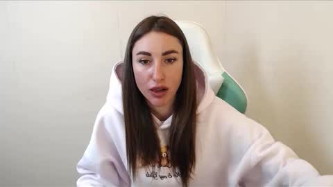 Snapshot of cammila_horn chatting on 10/31/25, 12:17 cammila horn online show from 10/31/25, 12:17