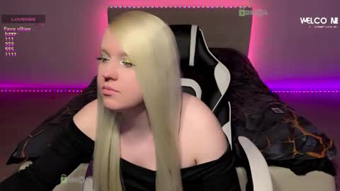 Snapshot of camsmiley chatting on 01/17/26, 08:34 Miley online show from 01/17/26, 08:34