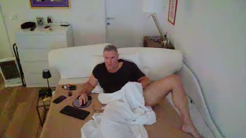 Snapshot of camunication chatting on 02/10/25, 10:09 camunication online show from 02/10/25, 10:09