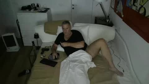 Snapshot of camunication chatting on 02/14/25, 09:21 camunication online show from 02/14/25, 09:21