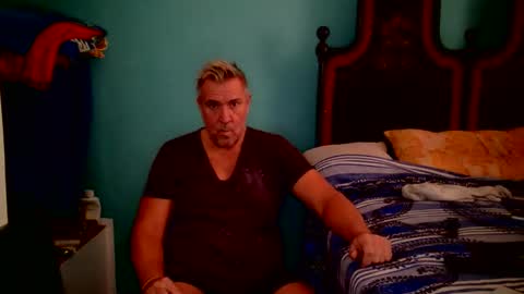 Snapshot of camunication chatting on 10/17/25, 08:28 camunication online show from 10/17/25, 08:28