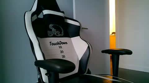 Snapshot of canadianstud18 chatting on 06/02/26, 01:40 Devon online show from 06/02/26, 01:40