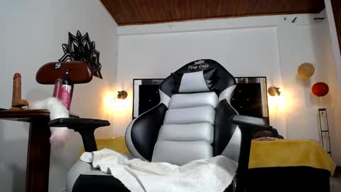 Snapshot of candy_hairy chatting on 01/16/25, 08:00 candy online show from 01/16/25, 08:00