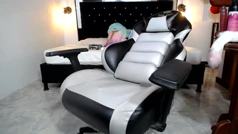 Snapshot of candy_hairy chatting on 02/13/25, 09:41 candy online show from 02/13/25, 09:41