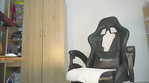 Snapshot of candy_hes chatting on 04/19/26, 08:33 Nickol online show from 04/19/26, 08:33