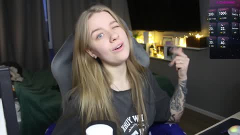 Snapshot of candy_meggie chatting on 12/17/24, 01:27 Megan online show from 12/17/24, 01:27