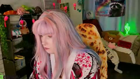 Snapshot of candy_yeahh chatting on 07/17/26, 01:23 Mary online show from 07/17/26, 01:23