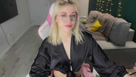 Snapshot of candyhannah chatting on 03/27/26, 05:45 You can call me HH online show from 03/27/26, 05:45