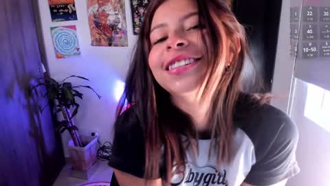 Snapshot of candyxpeach chatting on 01/21/25, 04:05 Camilla online show from 01/21/25, 04:05