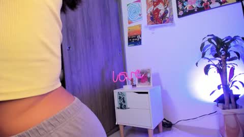 Snapshot of candyxpeach chatting on 02/17/25, 06:15 Camilla online show from 02/17/25, 06:15