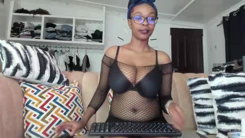 Snapshot of canela_kisses chatting on 02/11/25, 06:33 Canela online show from 02/11/25, 06:33