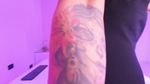 Aura  online show from 11/01/25, 12:07