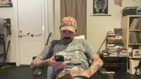 Snapshot of cantleavethehouse chatting on 12/29/24, 11:39 cantleavethehouse online show from 12/29/24, 11:39