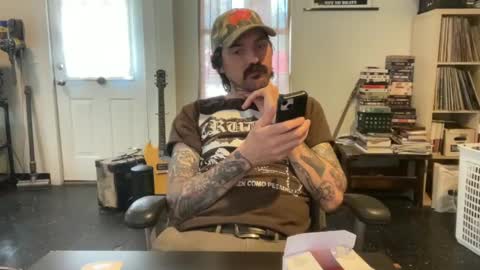 Snapshot of cantleavethehouse chatting on 02/23/25, 06:12 cantleavethehouse online show from 02/23/25, 06:12