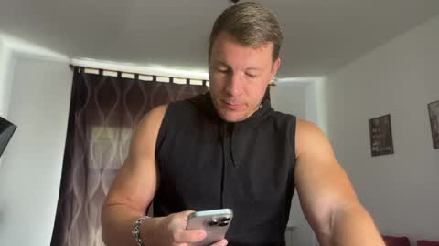 Snapshot of capt_oliver chatting on 06/05/26, 09:59 follow my twitter online show from 06/05/26, 09:59