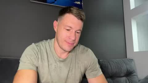Snapshot of capt_oliver chatting on 06/15/26, 10:06 follow my twitter online show from 06/15/26, 10:06