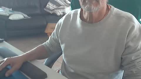 Snapshot of cargo69 chatting on 10/12/25, 03:33 cargo69 online show from 10/12/25, 03:33