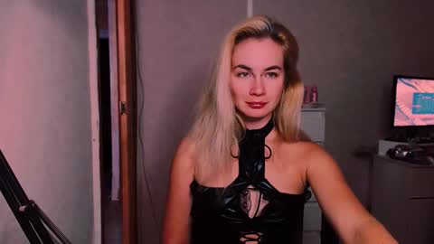 Snapshot of carinfox chatting on 09/16/25, 08:43 Carin online show from 09/16/25, 08:43