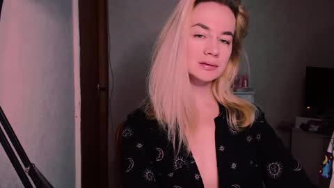 Snapshot of carinfox chatting on 09/18/25, 03:41 Carin online show from 09/18/25, 03:41