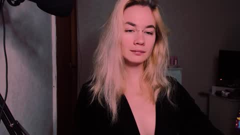 Snapshot of carinfox chatting on 09/19/25, 04:03 Carin online show from 09/19/25, 04:03