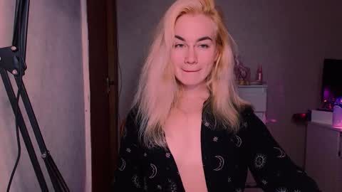 Snapshot of carinfox chatting on 10/01/25, 07:42 Carin online show from 10/01/25, 07:42