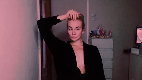 Snapshot of carinfox chatting on 10/07/25, 07:44 Carin online show from 10/07/25, 07:44