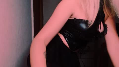 Snapshot of carinfox chatting on 10/09/25, 03:15 Carin online show from 10/09/25, 03:15