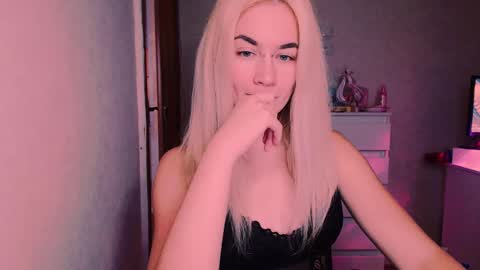 Snapshot of carinfox chatting on 10/21/25, 07:25 Carin online show from 10/21/25, 07:25