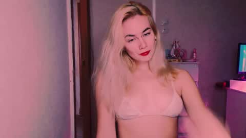 Snapshot of carinfox chatting on 10/24/25, 07:49 Carin online show from 10/24/25, 07:49