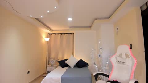 Alejandra online show from 12/20/24, 03:58