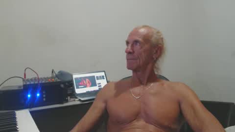Snapshot of carlos2557 chatting on 04/20/26, 11:50 carlos online show from 04/20/26, 11:50