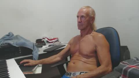 Snapshot of carlos2557 chatting on 04/26/26, 04:43 carlos online show from 04/26/26, 04:43