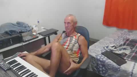 Snapshot of carlos2557 chatting on 05/07/26, 01:55 carlos online show from 05/07/26, 01:55