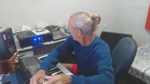 Snapshot of carlos2557 chatting on 06/02/26, 09:39 carlos online show from 06/02/26, 09:39