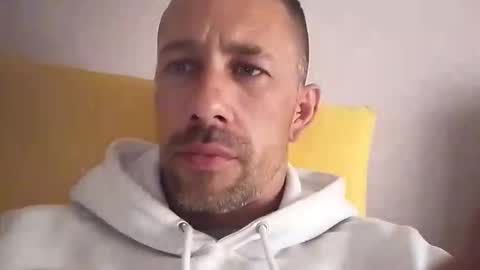 Snapshot of carlosrm440882 chatting on 04/23/26, 01:24 carlosrm440882 online show from 04/23/26, 01:24