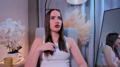 Snapshot of carlottamatlin chatting on 11/20/25, 04:29 Leila online show from 11/20/25, 04:29