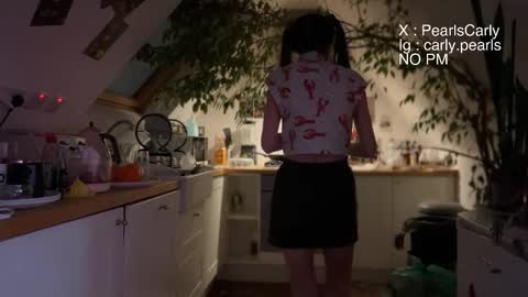 Snapshot of carlypearls chatting on 12/18/25, 06:19 Carly Pearls online show from 12/18/25, 06:19