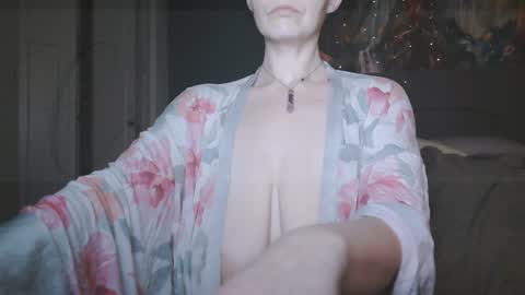 Snapshot of carlysmiles chatting on 12/27/24, 12:39 Carly Smiles online show from 12/27/24, 12:39