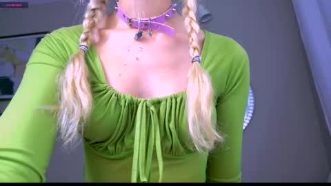 Snapshot of carmen__crybaby chatting on 09/15/25, 02:00 carmen__crybaby online show from 09/15/25, 02:00