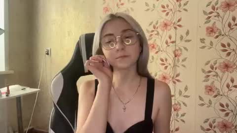 Snapshot of carmenlavelli chatting on 07/01/26, 11:23 Elina online show from 07/01/26, 11:23