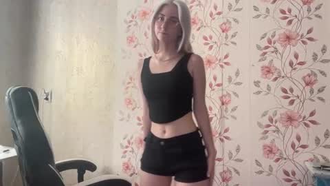 Snapshot of carmenlavelli chatting on 07/04/26, 11:27 Elina online show from 07/04/26, 11:27