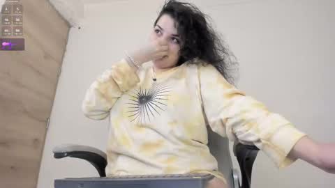 carmesix__ online show from 12/04/25, 11:30