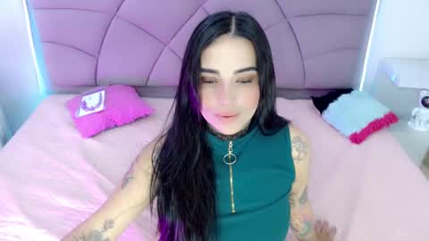 Snapshot of carolaine01 chatting on 11/22/25, 05:45 Carolaine01 online show from 11/22/25, 05:45