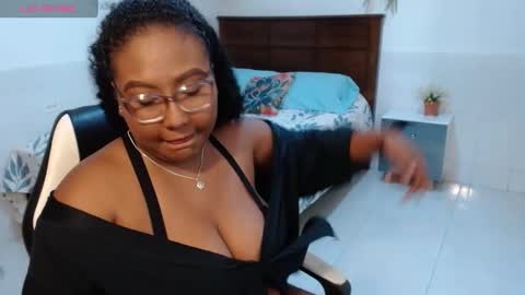 Snapshot of caroldelatorre chatting on 09/25/25, 06:11 Carol de la torre online show from 09/25/25, 06:11