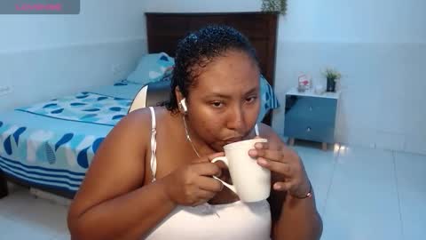 Snapshot of caroldelatorre chatting on 11/02/25, 08:00 Carol de la torre online show from 11/02/25, 08:00